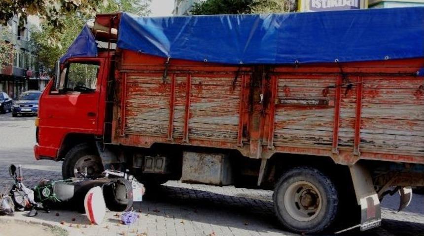 Motosiklet İle Kamyonet &Ccedil;arpıştı: 1 Yaralı