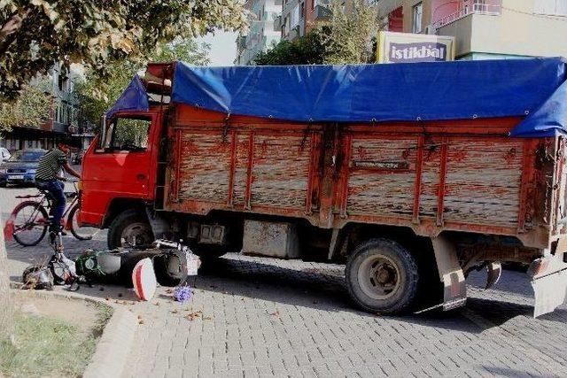 Motosiklet İle Kamyonet Çarpıştı: 1 Yaralı 1