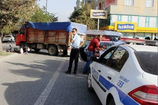 Motosiklet İle Kamyonet Çarpıştı: 1 Yaralı 2