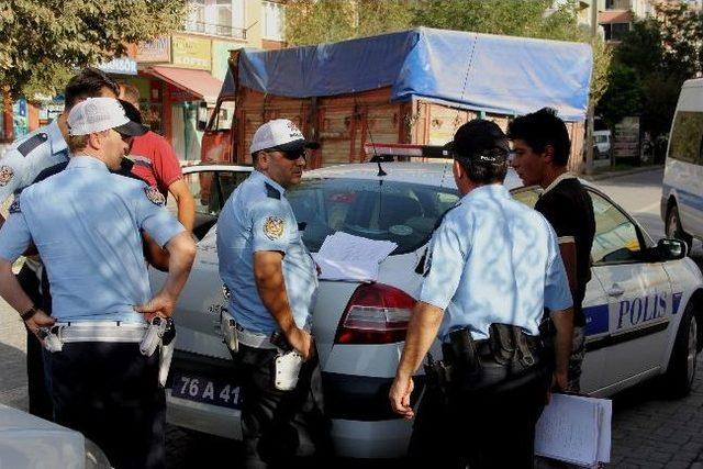 Motosiklet İle Kamyonet Çarpıştı: 1 Yaralı 3