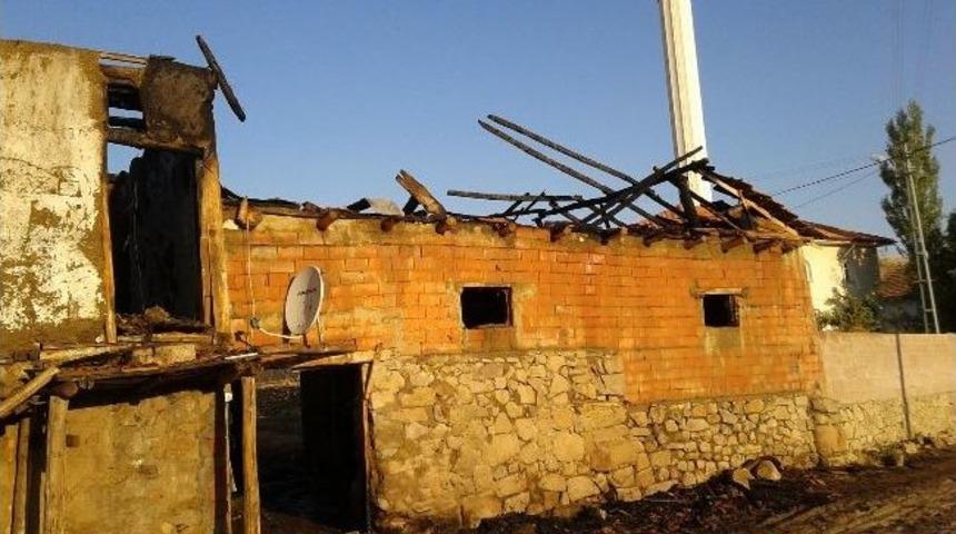 Sorgun&rsquo;da Bir Ev Ve Ahır Yandı