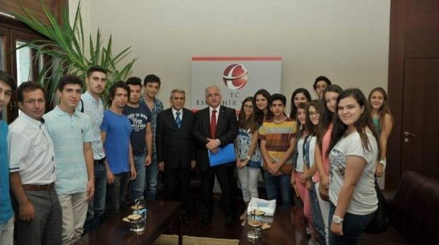 Vali Tuna, Liseli Halk Oyunları Ekibini Kabul Etti