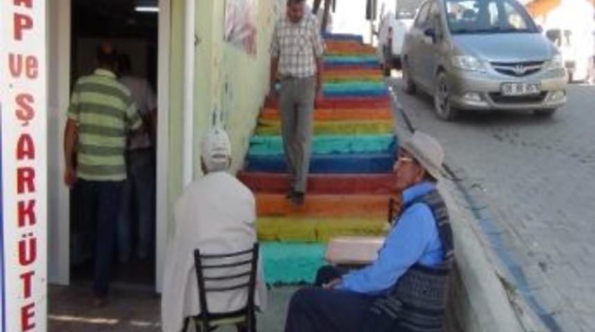 Ovacık'ta Merdivenler G&ouml;kkuşağına Boyandı