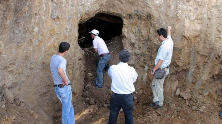 İnşaat Kazısında 2 Bin 300 Yıllık Mezar Odaları Bulundu