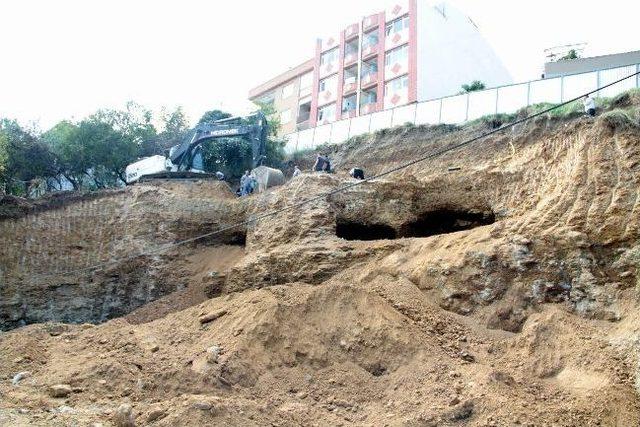 İnşaat Kazısında 2 Bin 300 Yıllık Mezar Odaları Bulundu