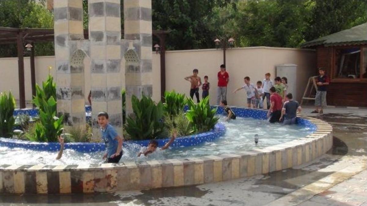 Cizre&rsquo;de &Ccedil;ocuklar, Sıcak Havaya Karşı S&uuml;s Havuzlarında Serinlemeye &Ccedil;alışıyor