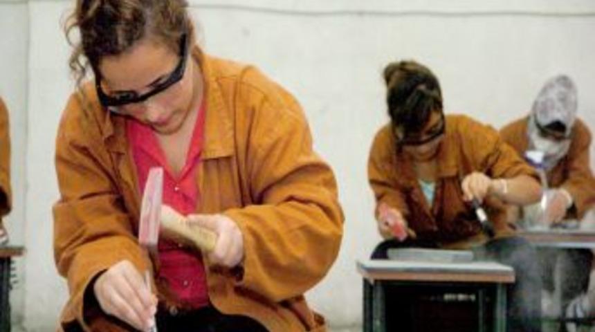 Su&ccedil;a Karışan, Karışma Ihtimali Olan Gen&ccedil;ler, Taşa Şekil Veriyor