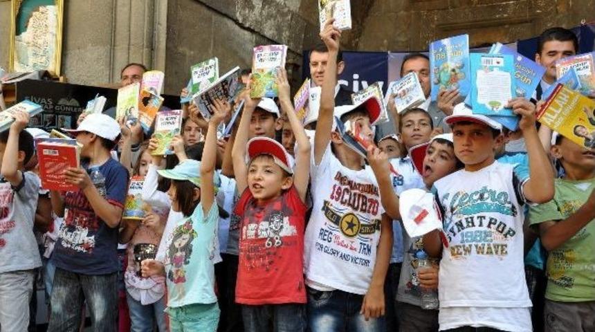 Kimsesiz &Ccedil;ocuklar Kitap Okuma Etkinliğinde Buluştu