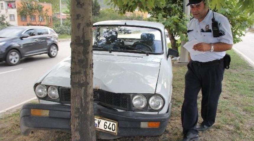 Otomobil Ağaca &Ccedil;arptı: 2 Yaralı