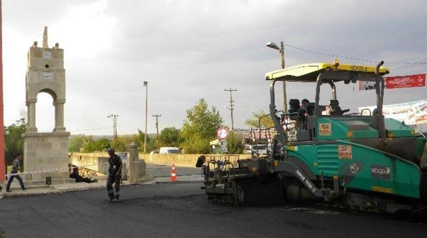 Tarihi K&ouml;pr&uuml;ye Asfalt Yapılıyor