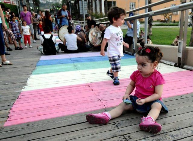 İzmir'de Üst Geçit Renkleniyor