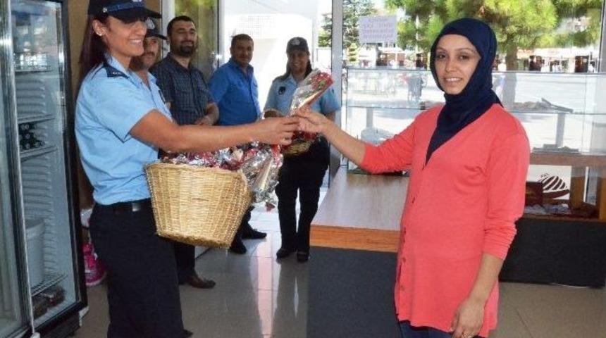 D&uuml;zce Zabıtasinden Esnaflara &Ccedil;i&ccedil;ek