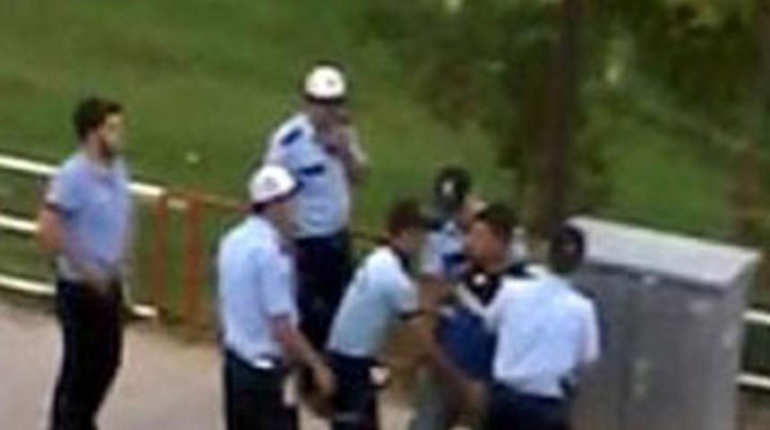 Kaza sonrası kadın s&uuml;r&uuml;c&uuml;ye saldırdı