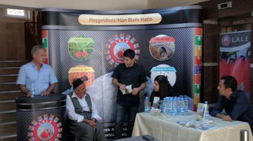 Hakkari &Uuml;niversitesi'ne Kayıt Yaptıran &Ouml;ğrencilere K&uuml;rt&ccedil;e Karşılama