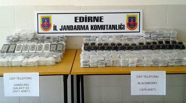 Jandarma Sınırda 4 Bin 490 Adet Kaçak Akıllı Cep Telefonu Ele Geçirdi