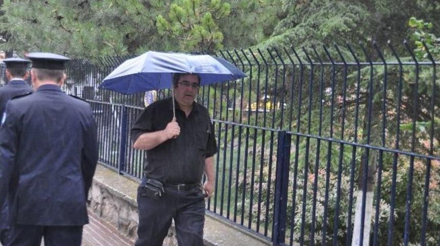 Vatandaş Yağmura Hazırlıksız Yakalandı
