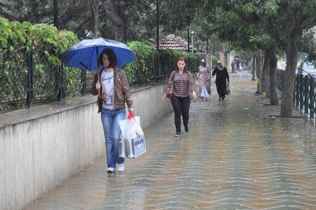 Vatandaş Yağmura Hazırlıksız Yakalandı