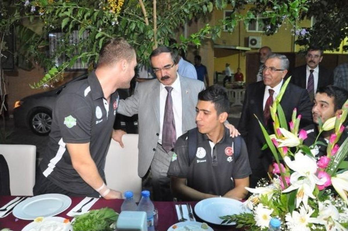 Vali Coş, U23 Tekerlekli Sandalye Basketbol Milli Takımına Yemek Verdi