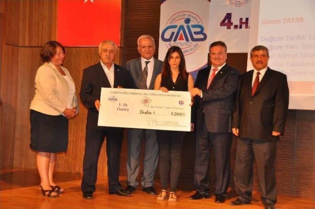 4. Halı Desen Yarışmada Dereceye Girenler &Ouml;d&uuml;llendirildi