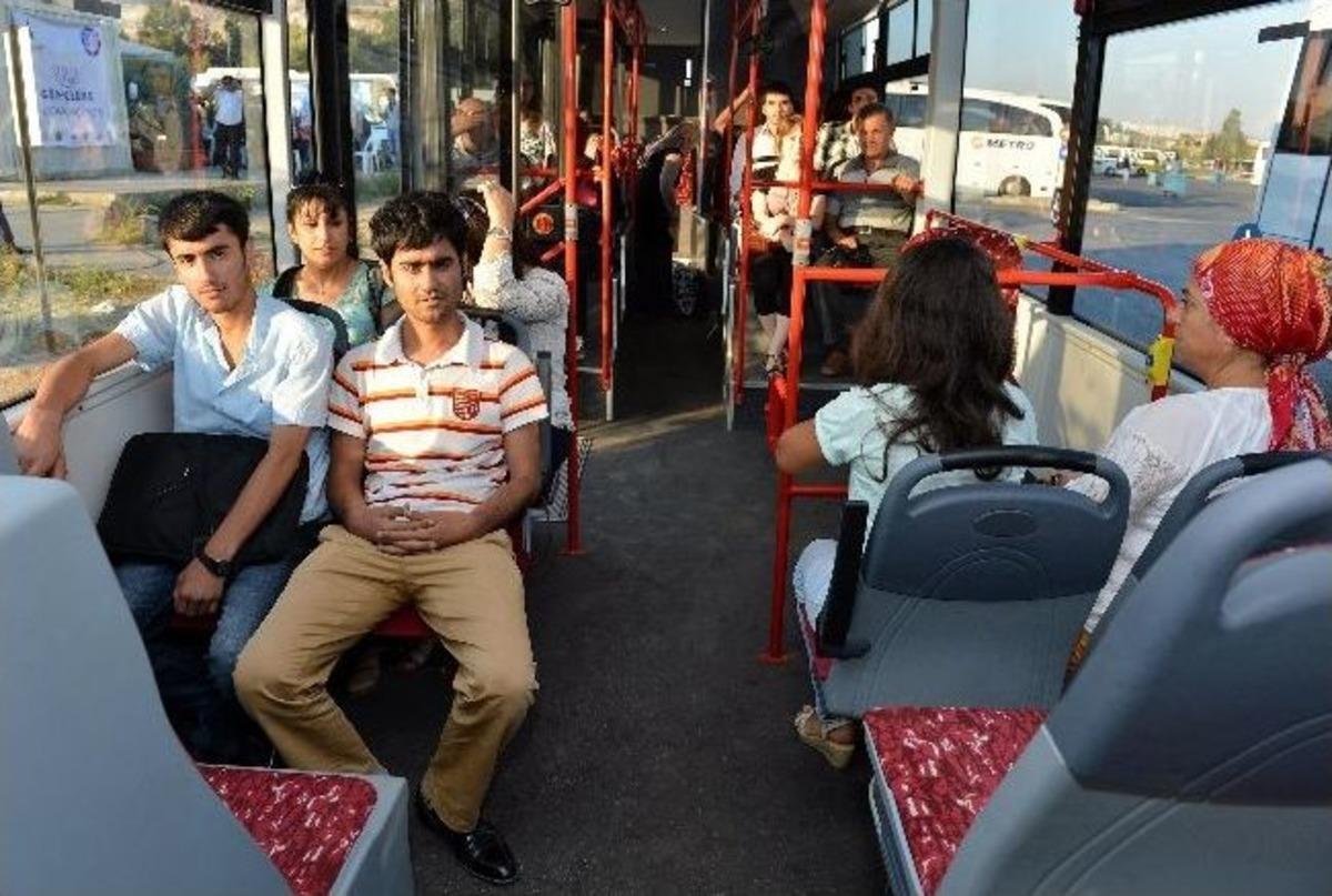&Uuml;niversiteliler G&ouml;n&uuml;ll&uuml;re Tarafından Karışlanıyor