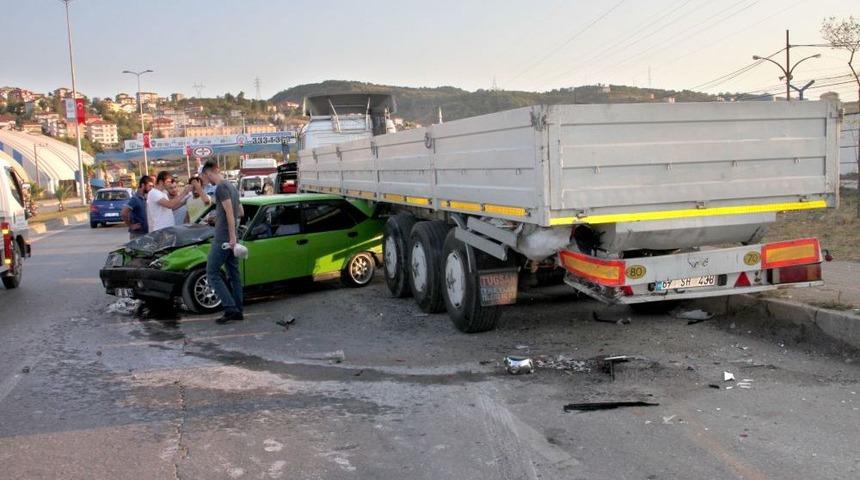 TIR'ın Altına Giren Otomobil Hurdaya D&ouml;nd&uuml;