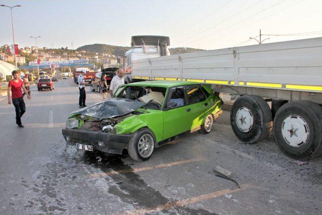 TIR'ın Altına Giren Otomobil Hurdaya Döndü