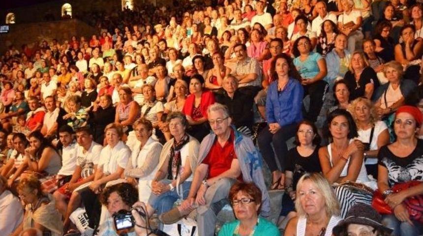 &lsquo;leyla&rsquo;nın Evi&rsquo; 400. G&ouml;sterimiyle Ayvalıklılarla Buluştu