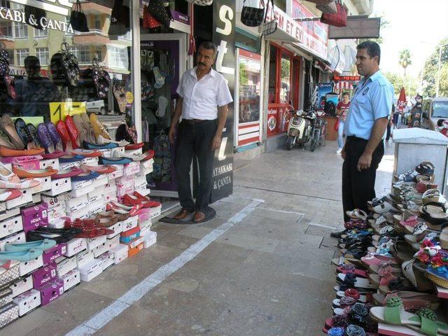 Zabıtadan Kaldırımları Işgal Eden Esnafa Uyarı 1
