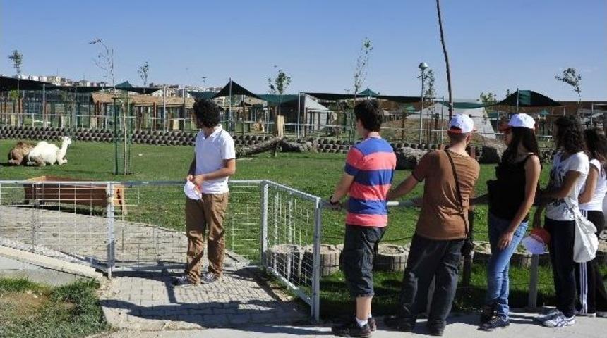 Ag&uuml;&rsquo;den &Ouml;ğrencilere Jest