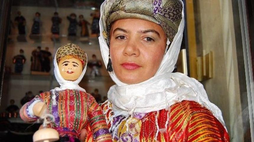 Besi Bebekler, D&uuml;nyaya Tanıtılıyor