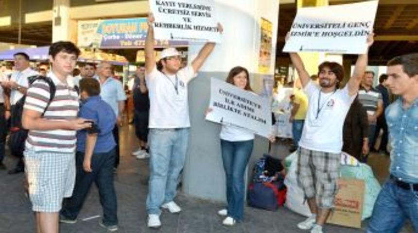 İzmir'e &Uuml;niversiteye Gelen Gen&ccedil;leri &Ccedil;ağdaş Eğitim Vakfı Otogarda Karşılıyor