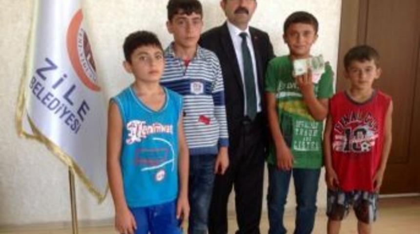 &Ccedil;ocuklar Yolda Buldukları Parayı Başkana Teslim Etti