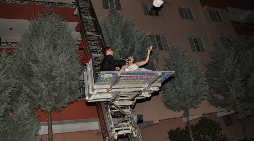 Gelinle Damat, Eve Balkondan Girdi