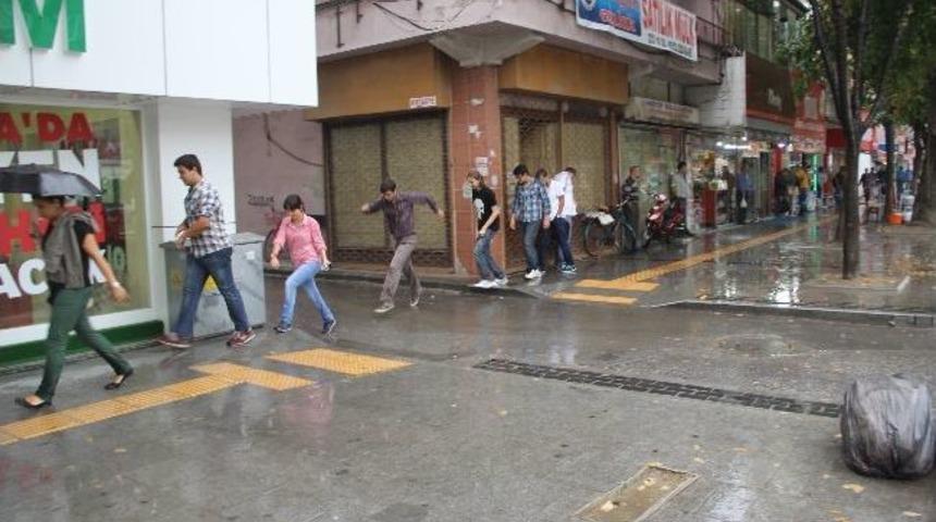 Sakarya'da Vatandaşlar Yağmura Hazırlıksız Yakalandı