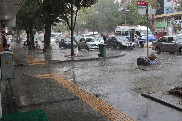 Sakarya'da Vatandaşlar Yağmura Hazırlıksız Yakalandı