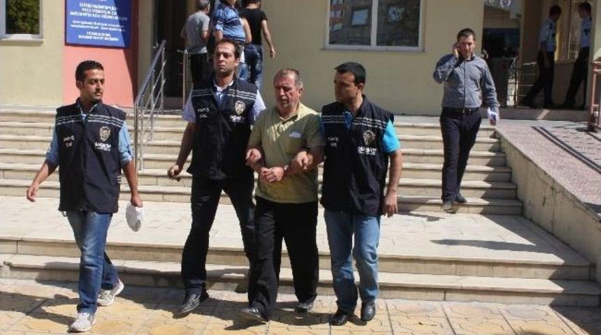 Ev Sahibi Kiracısını &Ouml;ld&uuml;rd&uuml;