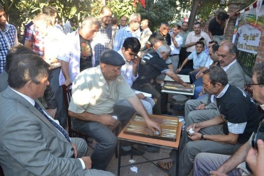 Kula'da 50 Yaş &Uuml;st&uuml; Tavlacılar Yarıştı