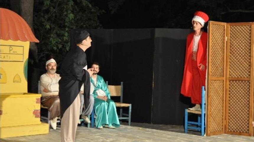 Mahallelerde Tiyatro Keyfi Devam Ediyor