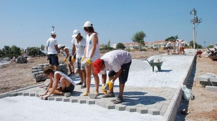 D&uuml;nya Gen&ccedil;liği Didim&rsquo;de Park Yapımı İ&ccedil;in El Ele Verdi