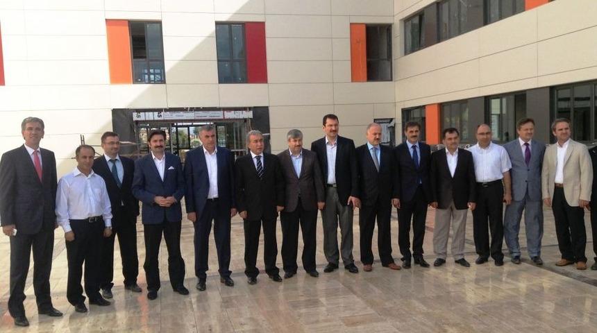 Sakarya Protokol&uuml; Yeni Fatih Koleji&rsquo;ni &Ccedil;ok Beğendi