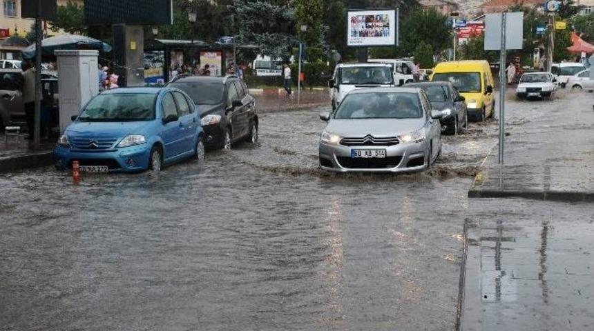 Tokat&rsquo;ta Yağmur Ara&ccedil; Trafiğini Etkiledi