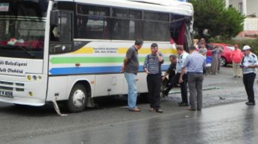 Ereğli'de Kayan TIR Halk Otob&uuml;s&uuml;ne &Ccedil;arptı:3 Yaralı