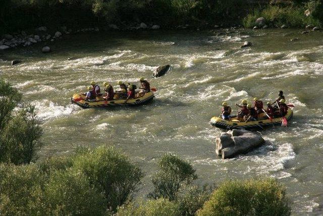 Erzincan’da Rafting Heyecanı