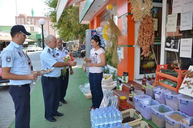 Kaldırım Işgali Yapan Esnafa Zabıtadan &Ccedil;i&ccedil;ekli Uyarı 1