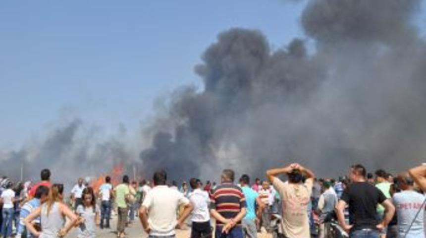 Otluk Alanda &Ccedil;ıkan Yangın Hurdacılar Sitesine Sı&ccedil;radı, D&uuml;kkanlar Zarar G&ouml;rd&uuml;