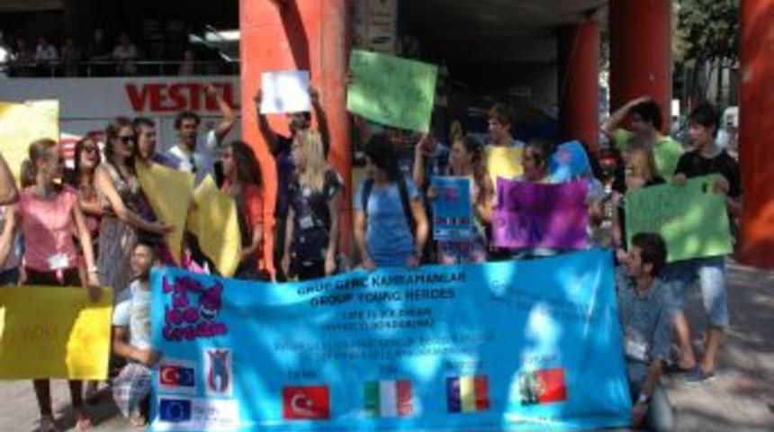 3 &Uuml;lkenin Gen&ccedil;leri, Işsizliği Protesto Etti