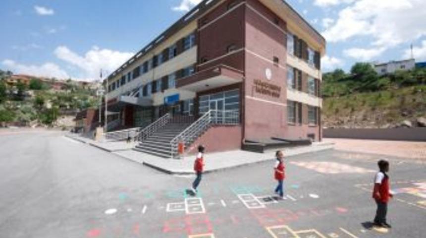 Melikgazi Belediyesi 5 Okulun &Ccedil;evre Ve Bah&ccedil;e D&uuml;zenlemesini Yaptı