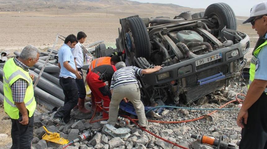 TIR Takla Attı, Sıkışan S&uuml;r&uuml;c&uuml; Vin&ccedil;le &Ccedil;ıkarıldı