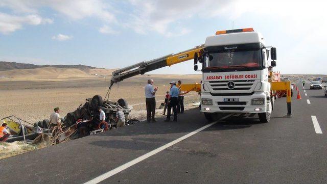 TIR Takla Attı, Sıkışan Sürücü Vinçle Çıkarıldı