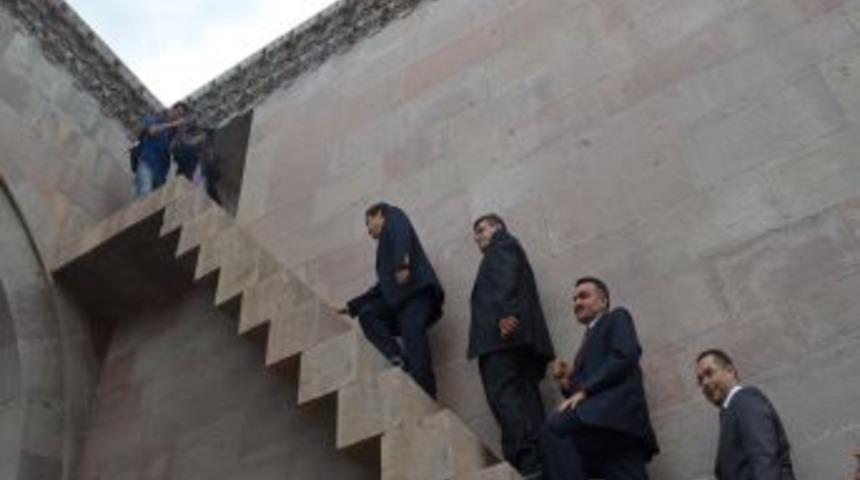 Vali D&uuml;zg&uuml;n Tarihi Kervansarayın Dik Merdivenlerinden Tırmandı